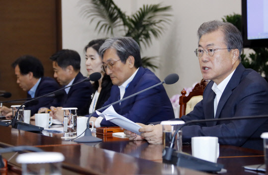 日 수출규제, 입장 밝히는 文  문재인 대통령이 8일 청와대에서 열린 수석보좌관회의에서 발언하고 있다. 문 대통령은 지난 1일 일본 정부의 반도체 디스플레이 소재 수출규제 강화 조치 발표 이후 처음으로 입장을 밝히면서 "일본 측의 조치 철회와 양국 간의 성의 있는 협의를 촉구한다"고 말했다.    연합뉴스